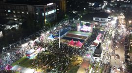 Alun-alun Kota Gunungsitoli sebagai lokasi pusat perayaan Hari Ulang Tahun ke-347 Kota Gunungsitoli yang tampak dibanjiri masyarakat. ISTIMEWA/BALUSENIAS.COM