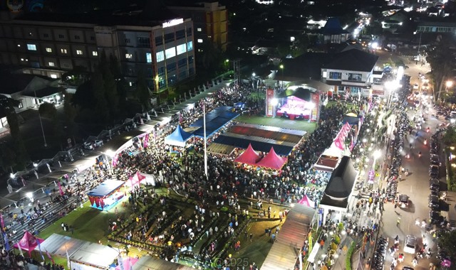 Alun-alun Kota Gunungsitoli sebagai lokasi pusat perayaan Hari Ulang Tahun ke-347 Kota Gunungsitoli yang tampak dibanjiri masyarakat. ISTIMEWA/BALUSENIAS.COM