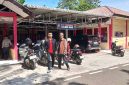 Yufertinus Waruwu bersama Sarofati Lase saat mendatangi Satreskrim Polres Nias. JOJOR MASIHOL MARITO/BALUSENIAS.COM