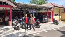Yufertinus Waruwu bersama Sarofati Lase saat mendatangi Satreskrim Polres Nias. JOJOR MASIHOL MARITO/BALUSENIAS.COM