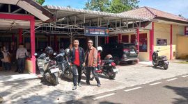 Yufertinus Waruwu bersama Sarofati Lase saat mendatangi Satreskrim Polres Nias. JOJOR MASIHOL MARITO/BALUSENIAS.COM