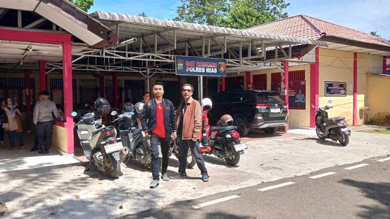 Yufertinus Waruwu bersama Sarofati Lase saat mendatangi Satreskrim Polres Nias. JOJOR MASIHOL MARITO/BALUSENIAS.COM