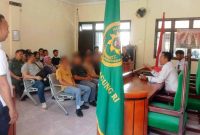 Empat pelajar menjalani sidang di Pengadilan Negeri Gunungsitoli dengan dakwaan melakukan penganiayaan berat terhadap ETZ, 17 tahun. SAROFATI LASE/BALUSENIAS.COM 