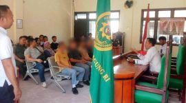 Empat pelajar menjalani sidang di Pengadilan Negeri Gunungsitoli dengan dakwaan melakukan penganiayaan berat terhadap ETZ, 17 tahun. SAROFATI LASE/BALUSENIAS.COM 