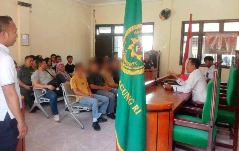 Empat pelajar menjalani sidang di Pengadilan Negeri Gunungsitoli dengan dakwaan melakukan penganiayaan berat terhadap ETZ, 17 tahun. SAROFATI LASE/BALUSENIAS.COM 