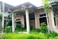 Proyek pembangunan Kantor Desa Miga yang dikucurkan dana dalam tiga tahun anggaran, belum rampung. AVRIL LAOLI/BALUSENIAS.COM 