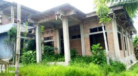 Proyek pembangunan Kantor Desa Miga yang dikucurkan dana dalam tiga tahun anggaran, belum rampung. AVRIL LAOLI/BALUSENIAS.COM 