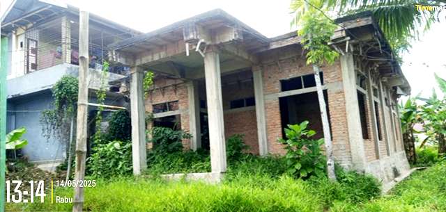 Proyek pembangunan Kantor Desa Miga yang dikucurkan dana dalam tiga tahun anggaran, belum rampung. AVRIL LAOLI/BALUSENIAS.COM 