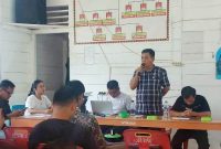 Kepala Desa Tuhegeo II, Yaredi Laoli, memimpin Musyawarah Desa Khusus Pembentukan Koperasi Merah Putih yang digelar terbuka untuk masyarakat. ISTIMEWA/BALUSENIAS.COM
