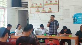 Kepala Desa Tuhegeo II, Yaredi Laoli, memimpin Musyawarah Desa Khusus Pembentukan Koperasi Merah Putih yang digelar terbuka untuk masyarakat. ISTIMEWA/BALUSENIAS.COM