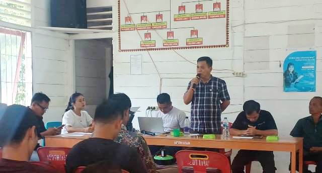 Kepala Desa Tuhegeo II, Yaredi Laoli, memimpin Musyawarah Desa Khusus Pembentukan Koperasi Merah Putih yang digelar terbuka untuk masyarakat. ISTIMEWA/BALUSENIAS.COM