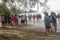 Tangkapan layar video peristiwa keributan di Pantai Malaga yang tersebar luas lewat media sosial Facebook pada Kamis, 29 Mei 2025. ISTIMEWA/BALUSENIAS.COM