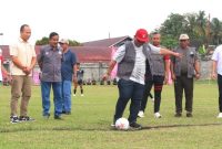 Wali Kota Gunungsitoli, Sowa'a Laoli melakukan tendangan kehormatan menandai dibukanya Turnamen Terbuka Askot PSSI Kota Gunungsitoli. ISTIMEWA/BALUSENIAS.COM