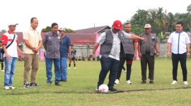 Wali Kota Gunungsitoli, Sowa'a Laoli melakukan tendangan kehormatan menandai dibukanya Turnamen Terbuka Askot PSSI Kota Gunungsitoli. ISTIMEWA/BALUSENIAS.COM