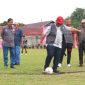 Wali Kota Gunungsitoli, Sowa'a Laoli melakukan tendangan kehormatan menandai dibukanya Turnamen Terbuka Askot PSSI Kota Gunungsitoli. ISTIMEWA/BALUSENIAS.COM