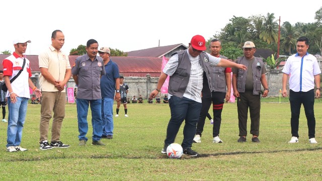 Wali Kota Gunungsitoli, Sowa'a Laoli melakukan tendangan kehormatan menandai dibukanya Turnamen Terbuka Askot PSSI Kota Gunungsitoli. ISTIMEWA/BALUSENIAS.COM