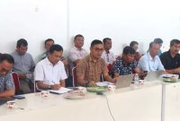 Peserta evaluasi dan percepatan efisiensi anggaran tahun 2025 serius mendengarkan arahan Bupati Nias Barat, Eliyunus Waruwu. ISTIMEWA/BALUSENIAS.COM