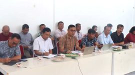 Peserta evaluasi dan percepatan efisiensi anggaran tahun 2025 serius mendengarkan arahan Bupati Nias Barat, Eliyunus Waruwu. ISTIMEWA/BALUSENIAS.COM