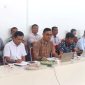 Peserta evaluasi dan percepatan efisiensi anggaran tahun 2025 serius mendengarkan arahan Bupati Nias Barat, Eliyunus Waruwu. ISTIMEWA/BALUSENIAS.COM
