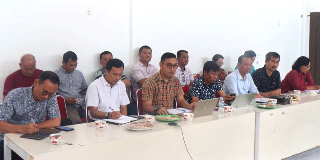 Peserta evaluasi dan percepatan efisiensi anggaran tahun 2025 serius mendengarkan arahan Bupati Nias Barat, Eliyunus Waruwu. ISTIMEWA/BALUSENIAS.COM