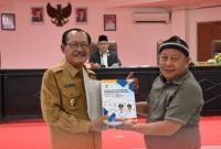 Wakil Bupati Nias, Arota Lase, menyampaikan Nota Pengantar/Penjelasan Ranperda Pertanggungjawaban Pelaksanaan APBD Tahun Anggaran 2024. ISTIMEWA/BALUSENIAS.COM