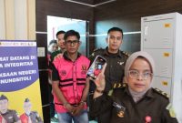 Kepala Desa Balowondrate, FW, digiring Jaksa menuju Lapas Kelas IIB Gunungsitoli pada Selasa, 3 Juni 2025. ISTIMEWA/BALUSENIAS.COM