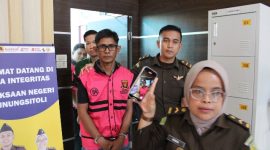 Kepala Desa Balowondrate, FW, digiring Jaksa menuju Lapas Kelas IIB Gunungsitoli pada Selasa, 3 Juni 2025. ISTIMEWA/BALUSENIAS.COM