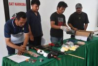 Barang bukti yang diserahkan Tim Intelijen TNI kepada Satuan Reserse Narkoba Polres Nias pada Selasa, 3 Juni 2025 sore. ISTIMEWA/BALUSENIAS.COM