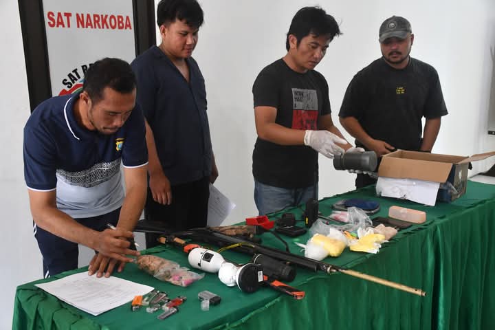 Barang bukti yang diserahkan Tim Intelijen TNI kepada Satuan Reserse Narkoba Polres Nias pada Selasa, 3 Juni 2025 sore. ISTIMEWA/BALUSENIAS.COM