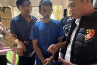AH, 23 tahun, saat ditangkap oleh Tim Opsnal Satreskrim Polres Nias pada Selasa, 3 Juni 2025 di rumahnya. ISTIMEWA/BALUSENIAS.COM
