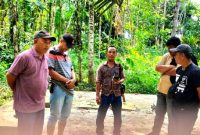 Ketua DPC KGSAI Kota Gunungsitoli, Temasokhi Zebua, bersama tokoh masyarakat Desa Dahana Tabaloho, meninjau lokasi proyek pada Selasa, 3 Juni 2026. JOJOR MASIHOL MARITO/BALUSENIAS.COM