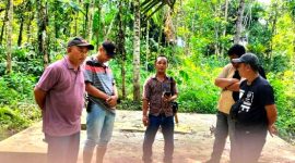 Ketua DPC KGSAI Kota Gunungsitoli, Temasokhi Zebua, bersama tokoh masyarakat Desa Dahana Tabaloho, meninjau lokasi proyek pada Selasa, 3 Juni 2026. JOJOR MASIHOL MARITO/BALUSENIAS.COM