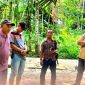 Ketua DPC KGSAI Kota Gunungsitoli, Temasokhi Zebua, bersama tokoh masyarakat Desa Dahana Tabaloho, meninjau lokasi proyek pada Selasa, 3 Juni 2026. JOJOR MASIHOL MARITO/BALUSENIAS.COM