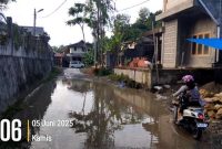 Genangan air di Jalan Mistar yang cukup dalam saat musim penghujan, membuat para pengguna jalan terhambat. AVRIL LAOLI/BALUSENIAS.COM