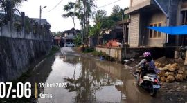 Genangan air di Jalan Mistar yang cukup dalam saat musim penghujan, membuat para pengguna jalan terhambat. AVRIL LAOLI/BALUSENIAS.COM