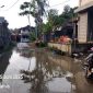 Genangan air di Jalan Mistar yang cukup dalam saat musim penghujan, membuat para pengguna jalan terhambat. AVRIL LAOLI/BALUSENIAS.COM