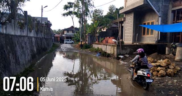 Genangan air di Jalan Mistar yang cukup dalam saat musim penghujan, membuat para pengguna jalan terhambat. AVRIL LAOLI/BALUSENIAS.COM
