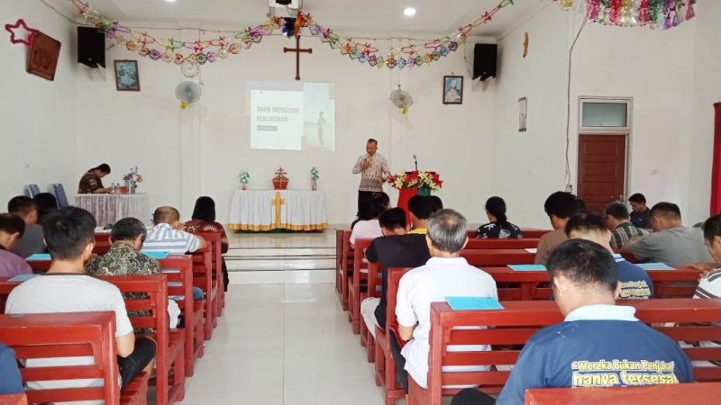 Sebanyak 50 Warga Binaan Pemasyarakatan Lapas Kelas II Gunungsitoli, mengikuti pelayanan rohani dari Kantor Kementerian Agama Kota Gunungsitoli pada Kamis, 5 Juni 2025. JOJOR MASIHOL MARITO/BALUSENIAS.COM