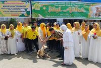 DPD Partai Golkar Kota Gunungsitoli menyerahkan hewan kurban berupa seekor domba kepada DPD Pengajian Al-Hidayah. AVRIL LAOLI/BALUSENIAS.COM