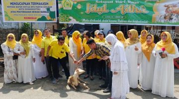 DPD Partai Golkar Kota Gunungsitoli menyerahkan hewan kurban berupa seekor domba kepada DPD Pengajian Al-Hidayah. AVRIL LAOLI/BALUSENIAS.COM