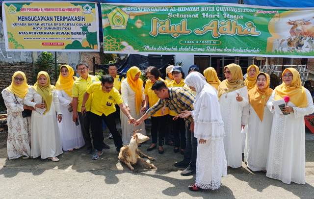 DPD Partai Golkar Kota Gunungsitoli menyerahkan hewan kurban berupa seekor domba kepada DPD Pengajian Al-Hidayah. AVRIL LAOLI/BALUSENIAS.COM