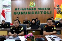 Kepala Kejaksaan Negeri Gunungsitoli, Parada Situmorang, bersama jajaran mengikuti rapat Permohonan Penghentian Perkara Penganiayaan melalui Zoom dengan pihak JAM Pidum dan Kejaksaan Tinggi Sumatera Utara pada Rabu, 11 Juni 2024 pagi. ISTIMEWA/BALUSENIAS.COM