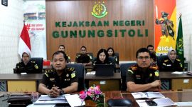 Kepala Kejaksaan Negeri Gunungsitoli, Parada Situmorang, bersama jajaran mengikuti rapat Permohonan Penghentian Perkara Penganiayaan melalui Zoom dengan pihak JAM Pidum dan Kejaksaan Tinggi Sumatera Utara pada Rabu, 11 Juni 2024 pagi. ISTIMEWA/BALUSENIAS.COM
