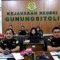 Kepala Kejaksaan Negeri Gunungsitoli, Parada Situmorang, bersama jajaran mengikuti rapat Permohonan Penghentian Perkara Penganiayaan melalui Zoom dengan pihak JAM Pidum dan Kejaksaan Tinggi Sumatera Utara pada Rabu, 11 Juni 2024 pagi. ISTIMEWA/BALUSENIAS.COM