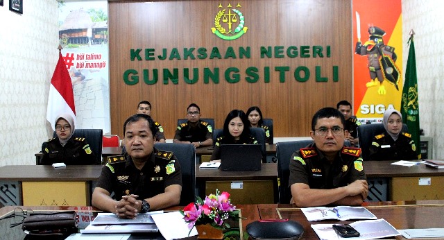 Kepala Kejaksaan Negeri Gunungsitoli, Parada Situmorang, bersama jajaran mengikuti rapat Permohonan Penghentian Perkara Penganiayaan melalui Zoom dengan pihak JAM Pidum dan Kejaksaan Tinggi Sumatera Utara pada Rabu, 11 Juni 2024 pagi. ISTIMEWA/BALUSENIAS.COM