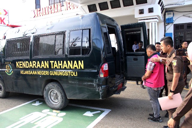 ISZ selaku Pejabat Pembuat Komitmen pada tiga pekerjaan objek wisata di Kabupaten Nias Utara, ditahan oleh Jaksa pada Kejaksaan Negeri Gunungsitoli. ISTIMEWA/BALUSENIAS.COM