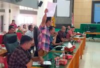Perwakilan masyarakat dan orang tua murid di SMPN 4 Namohalu Esiwa bersuara di Gedung DPRD Kabupaten Nias Utara. ISTIMEWA/BALUSENIAS.COM
