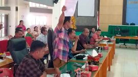 Perwakilan masyarakat dan orang tua murid di SMPN 4 Namohalu Esiwa bersuara di Gedung DPRD Kabupaten Nias Utara. ISTIMEWA/BALUSENIAS.COM
