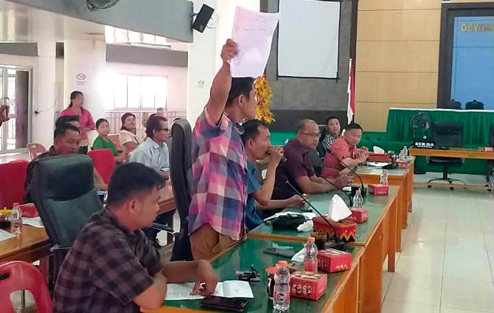 Perwakilan masyarakat dan orang tua murid di SMPN 4 Namohalu Esiwa bersuara di Gedung DPRD Kabupaten Nias Utara. ISTIMEWA/BALUSENIAS.COM
