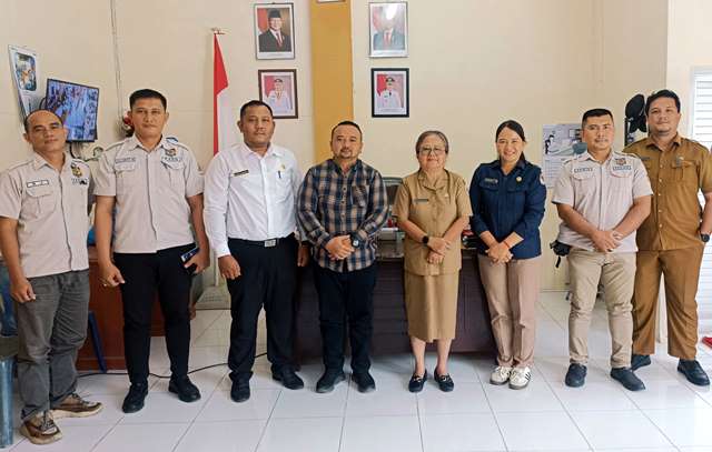 Kepala Dinas Kependudukan Dan Pencatatan Sipil Kota Gunungsitoli, Bernadine Telaumbanua, menerima Tim KPU Kota Gunungsitoli pada Selasa, 10 Juni 2025. ISTIMEWA/BALUSENIAS.COM